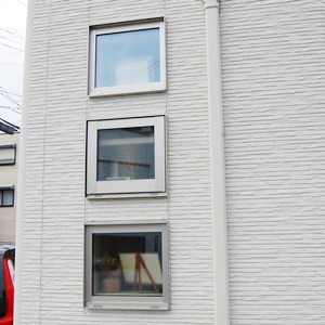 小さい四角い窓