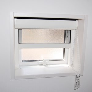 小さい窓の網戸