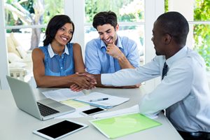 営業マンと相談する夫婦の画像