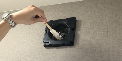 トイレの換気扇清掃３