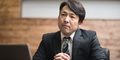 考える男性の画像