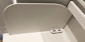 洗面台の水飛び防止パネルの画像