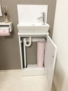 一階トイレの洗面台と収納の写真