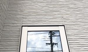 窓の上に入った切り込みコーキング